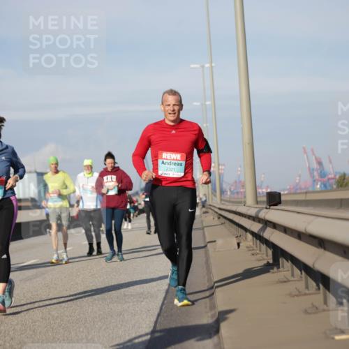 03.10.2025 - Köhlbrandbrückenlauf Jannik Wohlers http://msf.ph/oto/9090719 03.10.2025 10:10:32 Position 3 22, 2258, 2321 meine-sportfotos.de