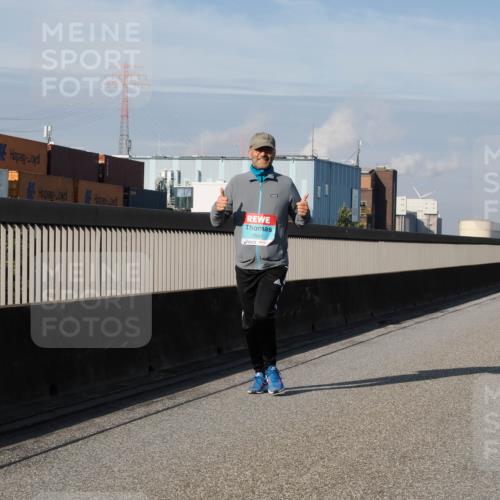 03.10.2025 - Köhlbrandbrückenlauf Fabian Wolf http://msf.ph/oto/9090720 03.10.2025 10:26:37 Position 3 2692 meine-sportfotos.de