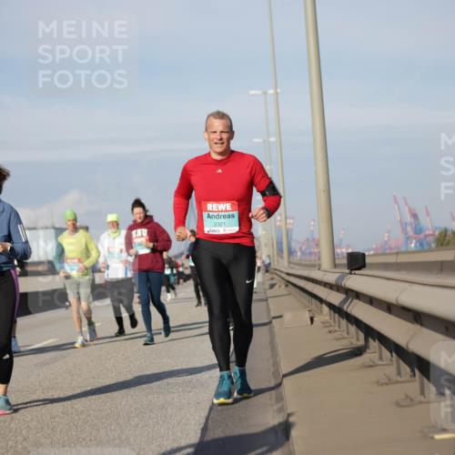 03.10.2025 - Köhlbrandbrückenlauf Jannik Wohlers http://msf.ph/oto/9090733 03.10.2025 10:10:33 Position 3 258, 2321 meine-sportfotos.de