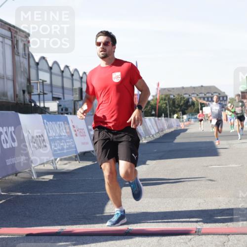 03.10.2025 - Köhlbrandbrückenlauf Jannik Wohlers http://msf.ph/oto/9090736 03.10.2025 12:53:53 Ziel 4088, 6002, 6085, 6422, 6817 meine-sportfotos.de