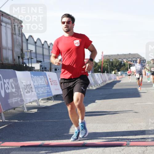 03.10.2025 - Köhlbrandbrückenlauf Jannik Wohlers http://msf.ph/oto/9090748 03.10.2025 12:53:53 Ziel 4088, 6002, 6085, 6422, 6817 meine-sportfotos.de