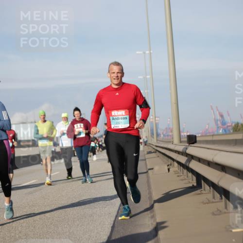 03.10.2025 - Köhlbrandbrückenlauf Jannik Wohlers http://msf.ph/oto/9090749 03.10.2025 10:10:33 Position 3 2258, 2321 meine-sportfotos.de