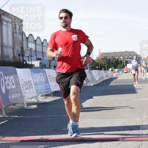 03.10.2025 - Köhlbrandbrückenlauf Jannik Wohlers http://msf.ph/oto/9090757 03.10.2025 12:53:53 Ziel 4088, 6002, 6085, 6422, 6817 meine-sportfotos.de