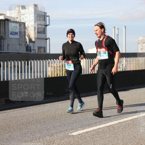 03.10.2025 - Köhlbrandbrückenlauf Lena Gebhardt http://msf.ph/oto/9090773 03.10.2025 10:07:43 Position 2 8384, 3383 meine-sportfotos.de