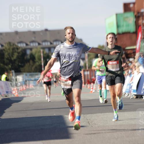 03.10.2025 - Köhlbrandbrückenlauf Jannik Wohlers http://msf.ph/oto/9090776 03.10.2025 12:53:54 Ziel 4030, 4088, 6002, 6085, 6422, 6817 meine-sportfotos.de