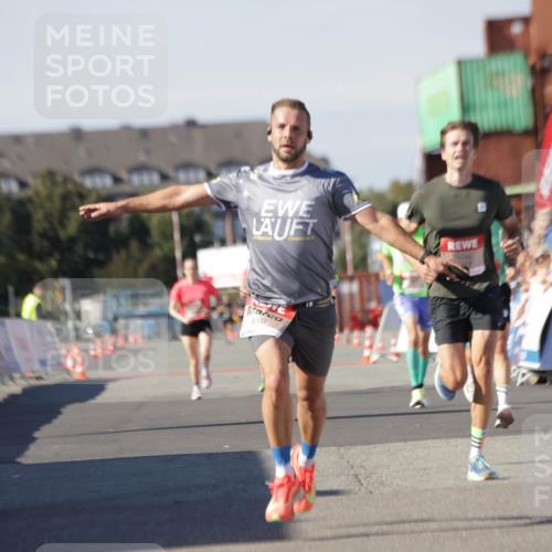 03.10.2025 - Köhlbrandbrückenlauf Jannik Wohlers http://msf.ph/oto/9090818 03.10.2025 12:53:54 Ziel 4030, 4088, 6002, 6085, 6422, 6817 meine-sportfotos.de