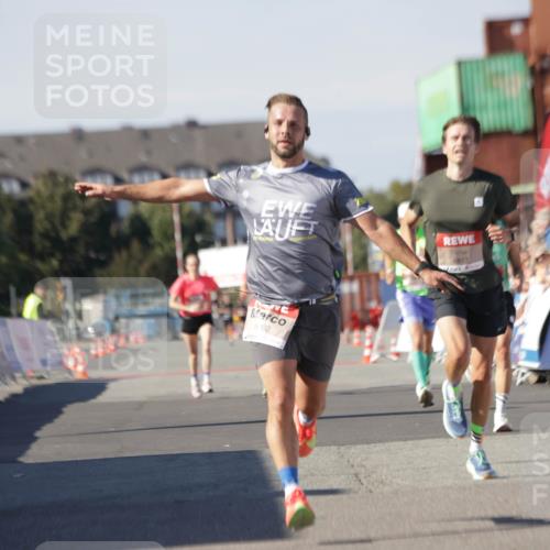03.10.2025 - Köhlbrandbrückenlauf Jannik Wohlers http://msf.ph/oto/9090826 03.10.2025 12:53:54 Ziel 4030, 4088, 6002, 6085, 6422, 6817 meine-sportfotos.de