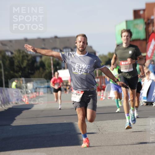 03.10.2025 - Köhlbrandbrückenlauf Jannik Wohlers http://msf.ph/oto/9090846 03.10.2025 12:53:54 Ziel 4030, 4088, 6002, 6085, 6422, 6817 meine-sportfotos.de