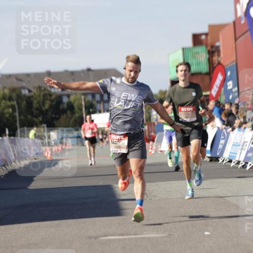 03.10.2025 - Köhlbrandbrückenlauf Jannik Wohlers http://msf.ph/oto/9090883 03.10.2025 12:53:55 Ziel 4030, 4088, 6002, 6085, 6422, 6817 meine-sportfotos.de