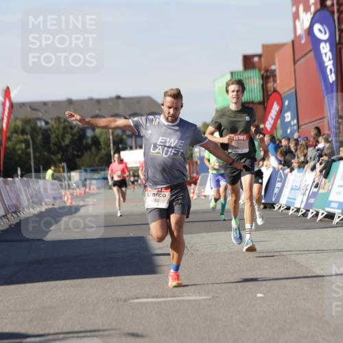 03.10.2025 - Köhlbrandbrückenlauf Jannik Wohlers http://msf.ph/oto/9090907 03.10.2025 12:53:55 Ziel 4030, 4088, 6002, 6085, 6422, 6817 meine-sportfotos.de
