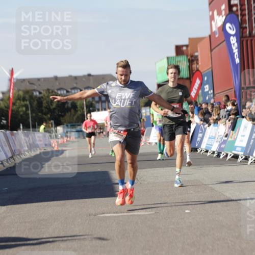 03.10.2025 - Köhlbrandbrückenlauf Jannik Wohlers http://msf.ph/oto/9090917 03.10.2025 12:53:55 Ziel 4030, 4088, 6002, 6085, 6422, 6817 meine-sportfotos.de