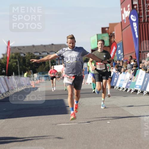 03.10.2025 - Köhlbrandbrückenlauf Jannik Wohlers http://msf.ph/oto/9090930 03.10.2025 12:53:55 Ziel 4030, 4088, 6002, 6085, 6422, 6817 meine-sportfotos.de
