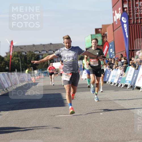03.10.2025 - Köhlbrandbrückenlauf Jannik Wohlers http://msf.ph/oto/9090942 03.10.2025 12:53:55 Ziel 4030, 4088, 6002, 6085, 6422, 6817 meine-sportfotos.de