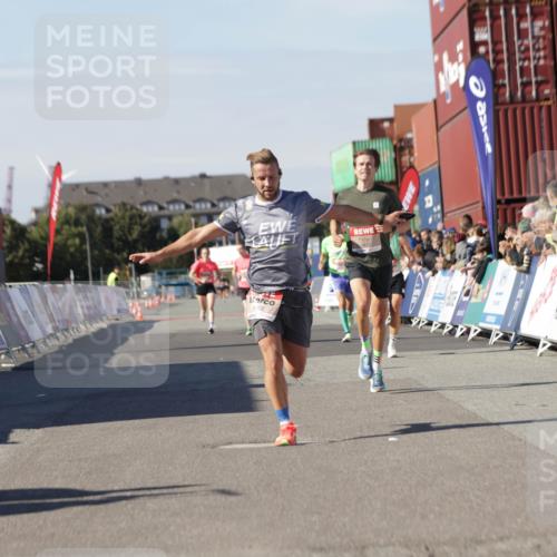03.10.2025 - Köhlbrandbrückenlauf Jannik Wohlers http://msf.ph/oto/9090957 03.10.2025 12:53:55 Ziel 4030, 4088, 6002, 6085, 6422, 6817 meine-sportfotos.de