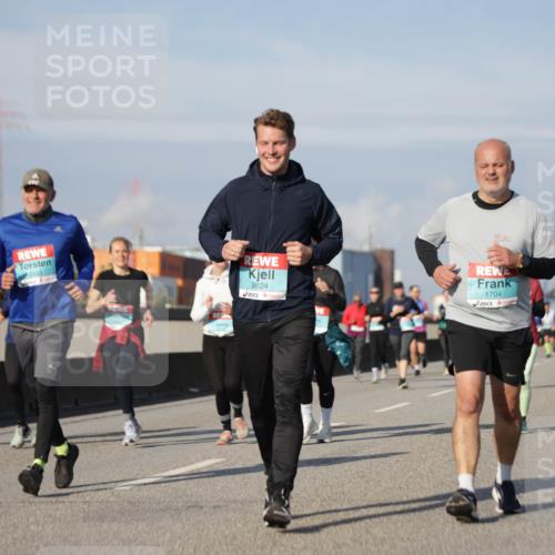 03.10.2025 - Köhlbrandbrückenlauf Jannik Wohlers http://msf.ph/oto/9090961 03.10.2025 10:10:42 Position 3 2633, 2624, 1704 meine-sportfotos.de