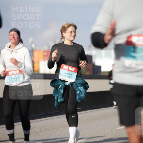 03.10.2025 - Köhlbrandbrückenlauf Jannik Wohlers http://msf.ph/oto/9090997 03.10.2025 10:10:44 Position 3 3746, 3739 meine-sportfotos.de