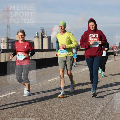 03.10.2025 - Köhlbrandbrückenlauf Lena Gebhardt http://msf.ph/oto/9091026 03.10.2025 10:07:49 Position 2 1097, 1096 meine-sportfotos.de