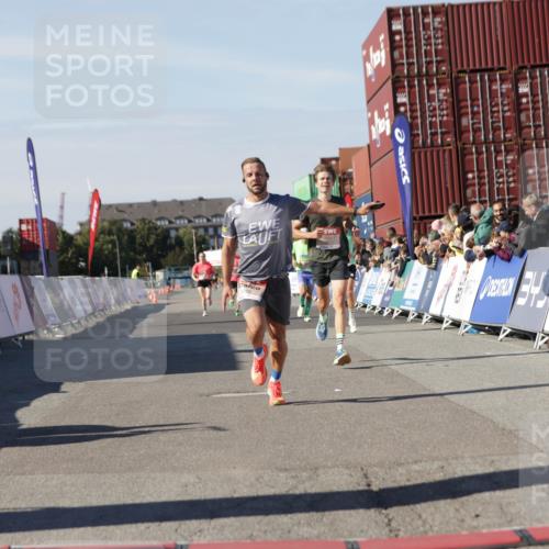 03.10.2025 - Köhlbrandbrückenlauf Jannik Wohlers http://msf.ph/oto/9091043 03.10.2025 12:53:56 Ziel 4030, 4088, 5947, 6002, 6085, 6422, 6817 meine-sportfotos.de