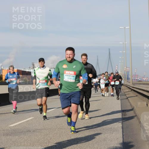 03.10.2025 - Köhlbrandbrückenlauf Jannik Wohlers http://msf.ph/oto/9091062 03.10.2025 09:59:17 Position 3 46, 1213, 1813 meine-sportfotos.de