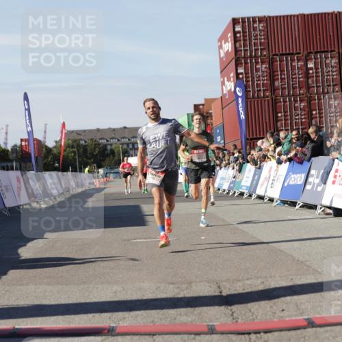 03.10.2025 - Köhlbrandbrückenlauf Jannik Wohlers http://msf.ph/oto/9091065 03.10.2025 12:53:56 Ziel 4030, 4088, 5947, 6002, 6085, 6422, 6817 meine-sportfotos.de
