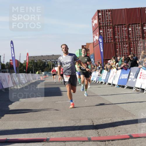 03.10.2025 - Köhlbrandbrückenlauf Jannik Wohlers http://msf.ph/oto/9091074 03.10.2025 12:53:56 Ziel 4030, 4088, 5947, 6002, 6085, 6422, 6817 meine-sportfotos.de