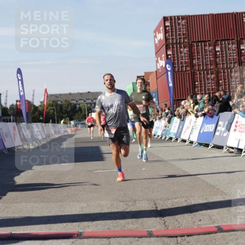 03.10.2025 - Köhlbrandbrückenlauf Jannik Wohlers http://msf.ph/oto/9091084 03.10.2025 12:53:56 Ziel 4030, 4088, 5947, 6002, 6085, 6422, 6817 meine-sportfotos.de