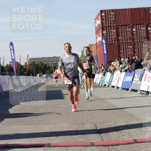 03.10.2025 - Köhlbrandbrückenlauf Jannik Wohlers http://msf.ph/oto/9091095 03.10.2025 12:53:56 Ziel 4030, 4088, 5947, 6002, 6085, 6422, 6817 meine-sportfotos.de