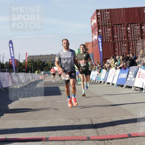 03.10.2025 - Köhlbrandbrückenlauf Jannik Wohlers http://msf.ph/oto/9091109 03.10.2025 12:53:56 Ziel 4030, 4088, 5947, 6002, 6085, 6422, 6817 meine-sportfotos.de
