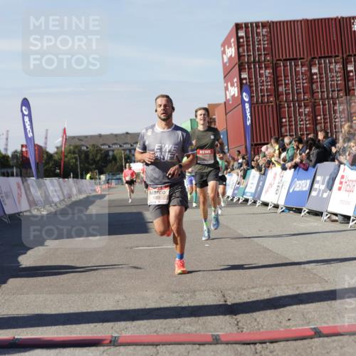 03.10.2025 - Köhlbrandbrückenlauf Jannik Wohlers http://msf.ph/oto/9091140 03.10.2025 12:53:56 Ziel 4030, 4088, 5947, 6002, 6085, 6422, 6817 meine-sportfotos.de
