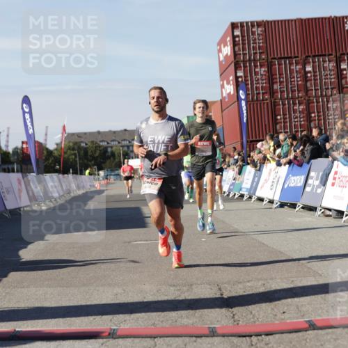 03.10.2025 - Köhlbrandbrückenlauf Jannik Wohlers http://msf.ph/oto/9091149 03.10.2025 12:53:56 Ziel 4030, 4088, 5947, 6002, 6085, 6422, 6817 meine-sportfotos.de