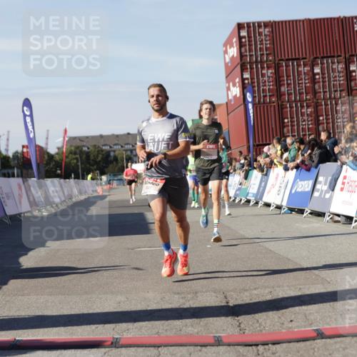 03.10.2025 - Köhlbrandbrückenlauf Jannik Wohlers http://msf.ph/oto/9091157 03.10.2025 12:53:56 Ziel 4030, 4088, 5947, 6002, 6085, 6422, 6817 meine-sportfotos.de