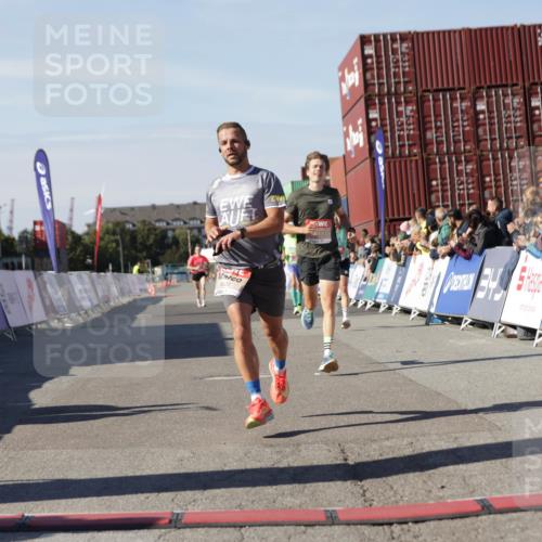 03.10.2025 - Köhlbrandbrückenlauf Jannik Wohlers http://msf.ph/oto/9091168 03.10.2025 12:53:56 Ziel 4030, 4088, 5947, 6002, 6085, 6422, 6817 meine-sportfotos.de