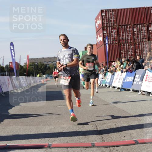 03.10.2025 - Köhlbrandbrückenlauf Jannik Wohlers http://msf.ph/oto/9091178 03.10.2025 12:53:56 Ziel 4030, 4088, 5947, 6002, 6085, 6422, 6817 meine-sportfotos.de
