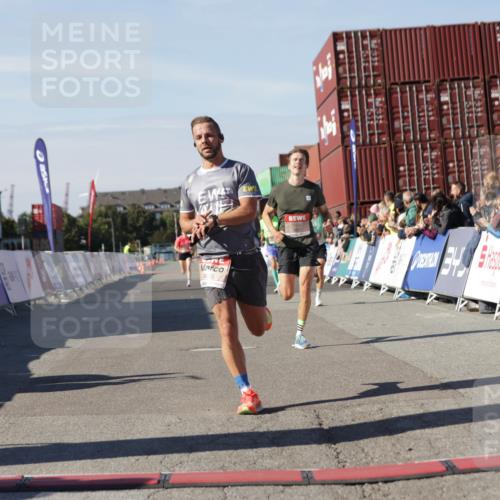 03.10.2025 - Köhlbrandbrückenlauf Jannik Wohlers http://msf.ph/oto/9091193 03.10.2025 12:53:56 Ziel 4030, 4088, 5947, 6002, 6085, 6422, 6817 meine-sportfotos.de
