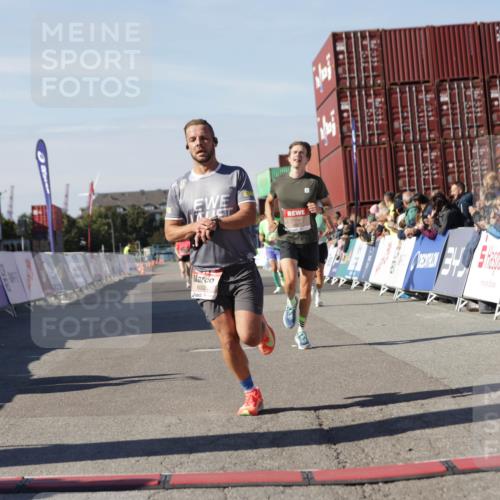 03.10.2025 - Köhlbrandbrückenlauf Jannik Wohlers http://msf.ph/oto/9091205 03.10.2025 12:53:56 Ziel 4030, 4088, 5947, 6002, 6085, 6422, 6817 meine-sportfotos.de