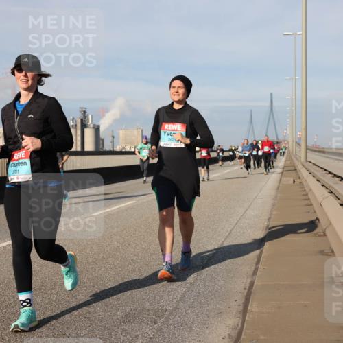 03.10.2025 - Köhlbrandbrückenlauf Lena Gebhardt http://msf.ph/oto/9091213 03.10.2025 10:07:52 Position 2 3701, 262 meine-sportfotos.de