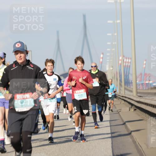03.10.2025 - Köhlbrandbrückenlauf Jannik Wohlers http://msf.ph/oto/9091230 03.10.2025 09:59:21 Position 3 3107, 3727, 2878, 3761 meine-sportfotos.de