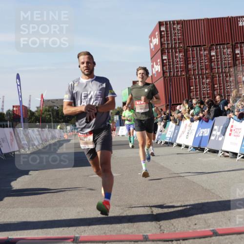 03.10.2025 - Köhlbrandbrückenlauf Jannik Wohlers http://msf.ph/oto/9091241 03.10.2025 12:53:57 Ziel 4030, 4088, 5947, 6002, 6085, 6422, 6817 meine-sportfotos.de