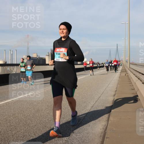 03.10.2025 - Köhlbrandbrückenlauf Lena Gebhardt http://msf.ph/oto/9091251 03.10.2025 10:07:53 Position 2 26 meine-sportfotos.de