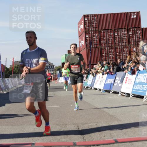 03.10.2025 - Köhlbrandbrückenlauf Jannik Wohlers http://msf.ph/oto/9091274 03.10.2025 12:53:57 Ziel 4030, 4088, 5947, 6002, 6085, 6422, 6817 meine-sportfotos.de