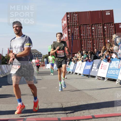 03.10.2025 - Köhlbrandbrückenlauf Jannik Wohlers http://msf.ph/oto/9091287 03.10.2025 12:53:57 Ziel 4030, 4088, 5947, 6002, 6085, 6422, 6817 meine-sportfotos.de