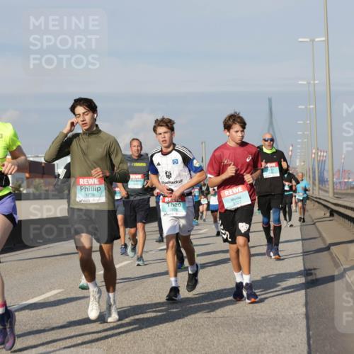 03.10.2025 - Köhlbrandbrückenlauf Jannik Wohlers http://msf.ph/oto/9091289 03.10.2025 09:59:24 Position 3 3106, 3107, 1738, 2878, 3727 meine-sportfotos.de
