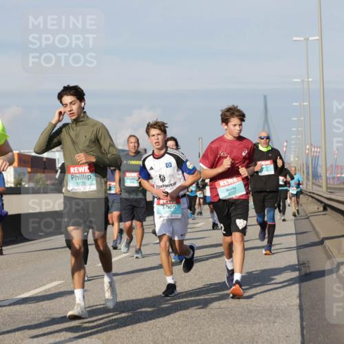 03.10.2025 - Köhlbrandbrückenlauf Jannik Wohlers http://msf.ph/oto/9091300 03.10.2025 09:59:24 Position 3 3106, 3107, 1738, 2878, 3727 meine-sportfotos.de