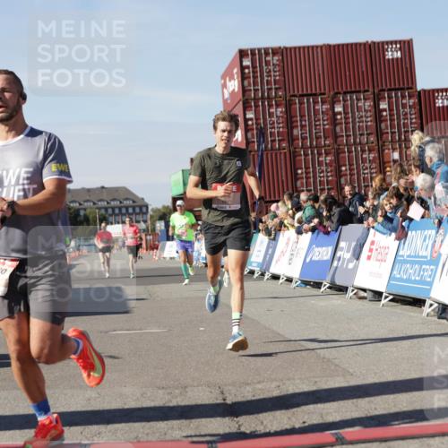 03.10.2025 - Köhlbrandbrückenlauf Jannik Wohlers http://msf.ph/oto/9091331 03.10.2025 12:53:57 Ziel 4030, 4088, 5947, 6002, 6085, 6422, 6817 meine-sportfotos.de