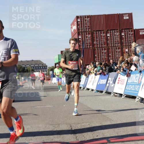 03.10.2025 - Köhlbrandbrückenlauf Jannik Wohlers http://msf.ph/oto/9091338 03.10.2025 12:53:57 Ziel 4030, 4088, 5947, 6002, 6085, 6422, 6817 meine-sportfotos.de