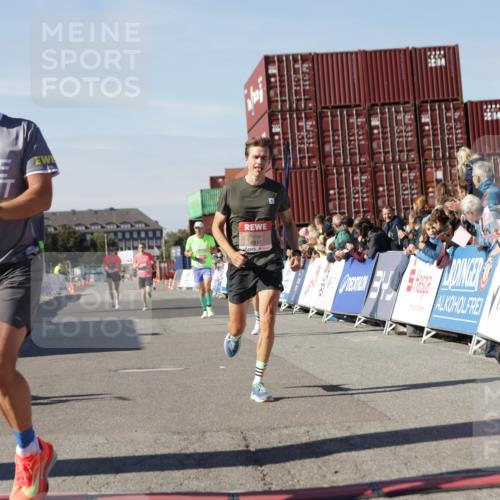 03.10.2025 - Köhlbrandbrückenlauf Jannik Wohlers http://msf.ph/oto/9091351 03.10.2025 12:53:57 Ziel 4030, 4088, 5947, 6002, 6085, 6422, 6817 meine-sportfotos.de