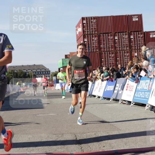 03.10.2025 - Köhlbrandbrückenlauf Jannik Wohlers http://msf.ph/oto/9091366 03.10.2025 12:53:57 Ziel 4030, 4088, 5947, 6002, 6085, 6422, 6817 meine-sportfotos.de