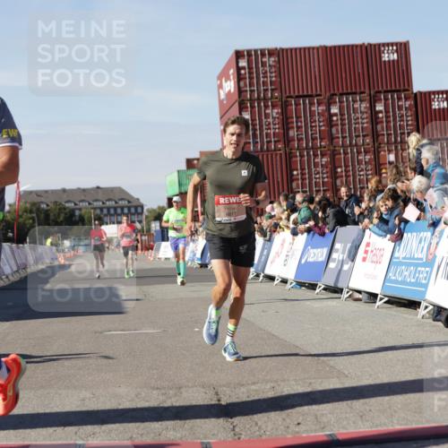 03.10.2025 - Köhlbrandbrückenlauf Jannik Wohlers http://msf.ph/oto/9091377 03.10.2025 12:53:57 Ziel 4030, 4088, 5947, 6002, 6085, 6422, 6817 meine-sportfotos.de