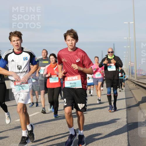 03.10.2025 - Köhlbrandbrückenlauf Jannik Wohlers http://msf.ph/oto/9091387 03.10.2025 09:59:26 Position 3 1693, 2878, 3727 meine-sportfotos.de
