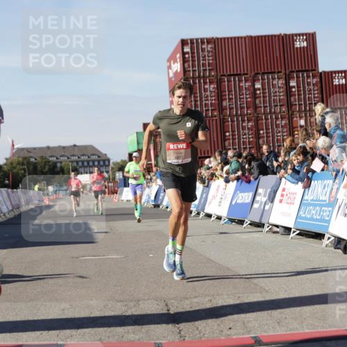 03.10.2025 - Köhlbrandbrückenlauf Jannik Wohlers http://msf.ph/oto/9091389 03.10.2025 12:53:57 Ziel 4030, 4088, 5947, 6002, 6085, 6422, 6817 meine-sportfotos.de